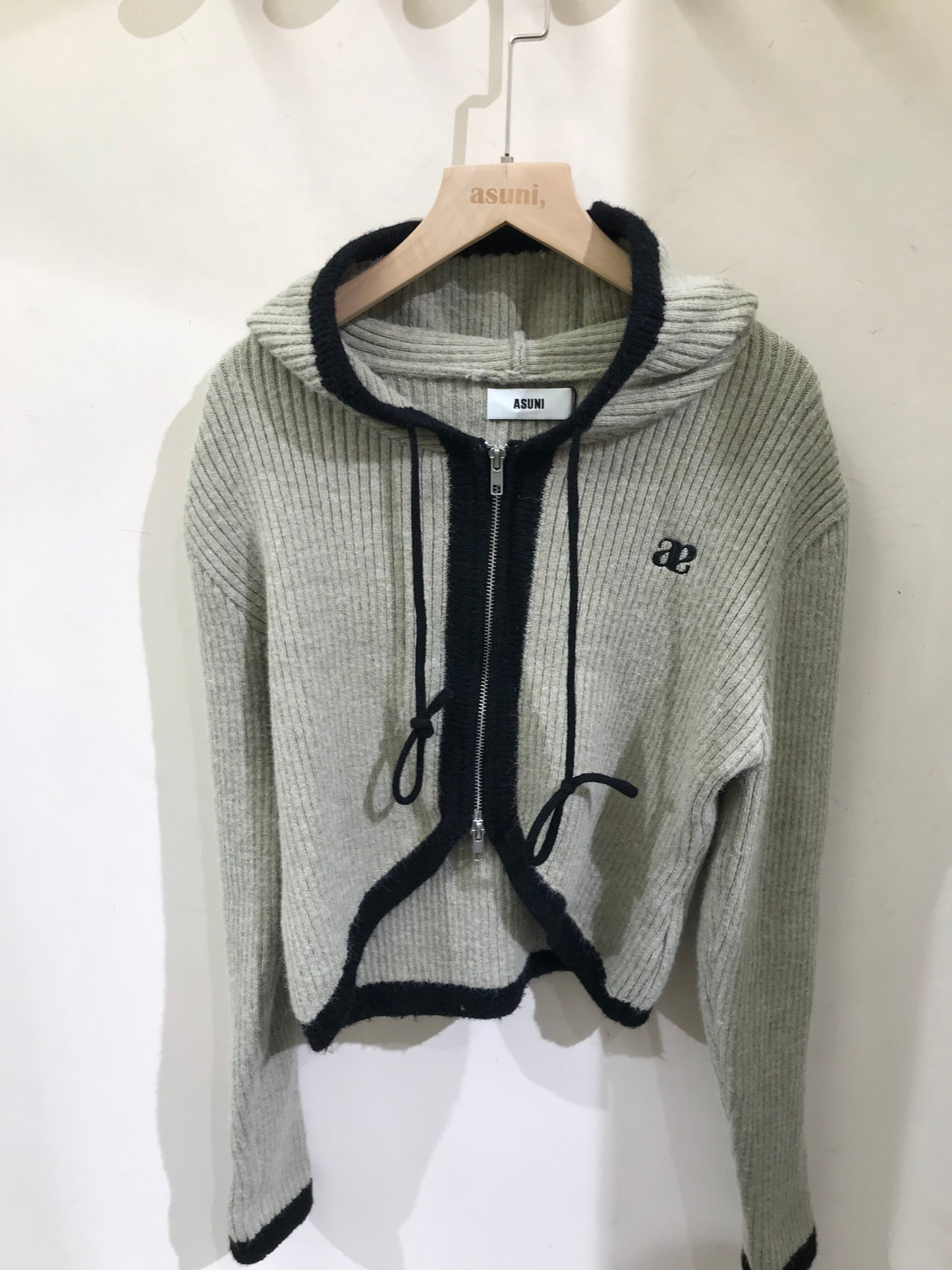 ANAGRAM CLASSICAL KNITTED ZIP UP CARDIGAN IN BEIGE