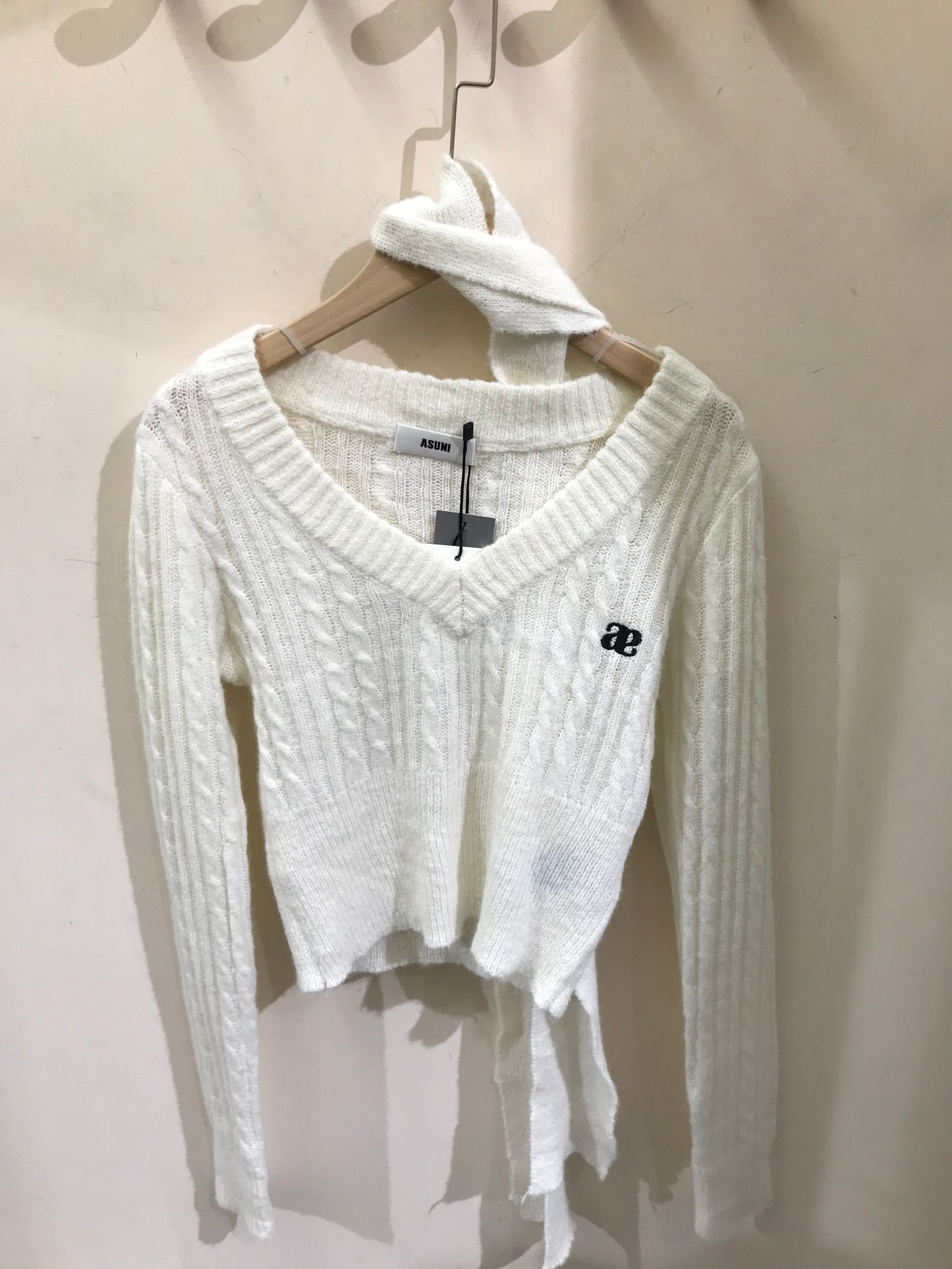 Double A logo V-neck knitted cold sweater in white